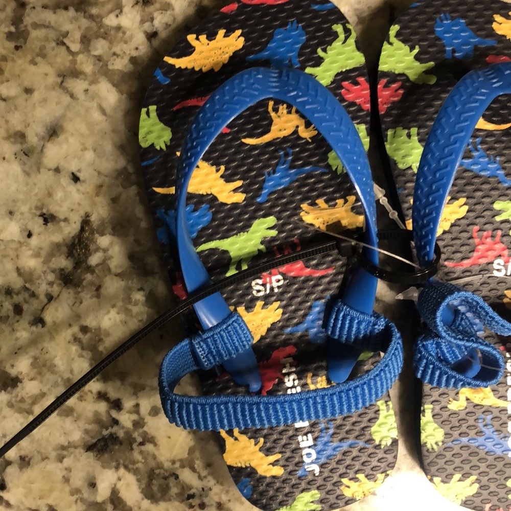 🚨5/$25 Dinosaur Flip-flops - Picture 2 of 3